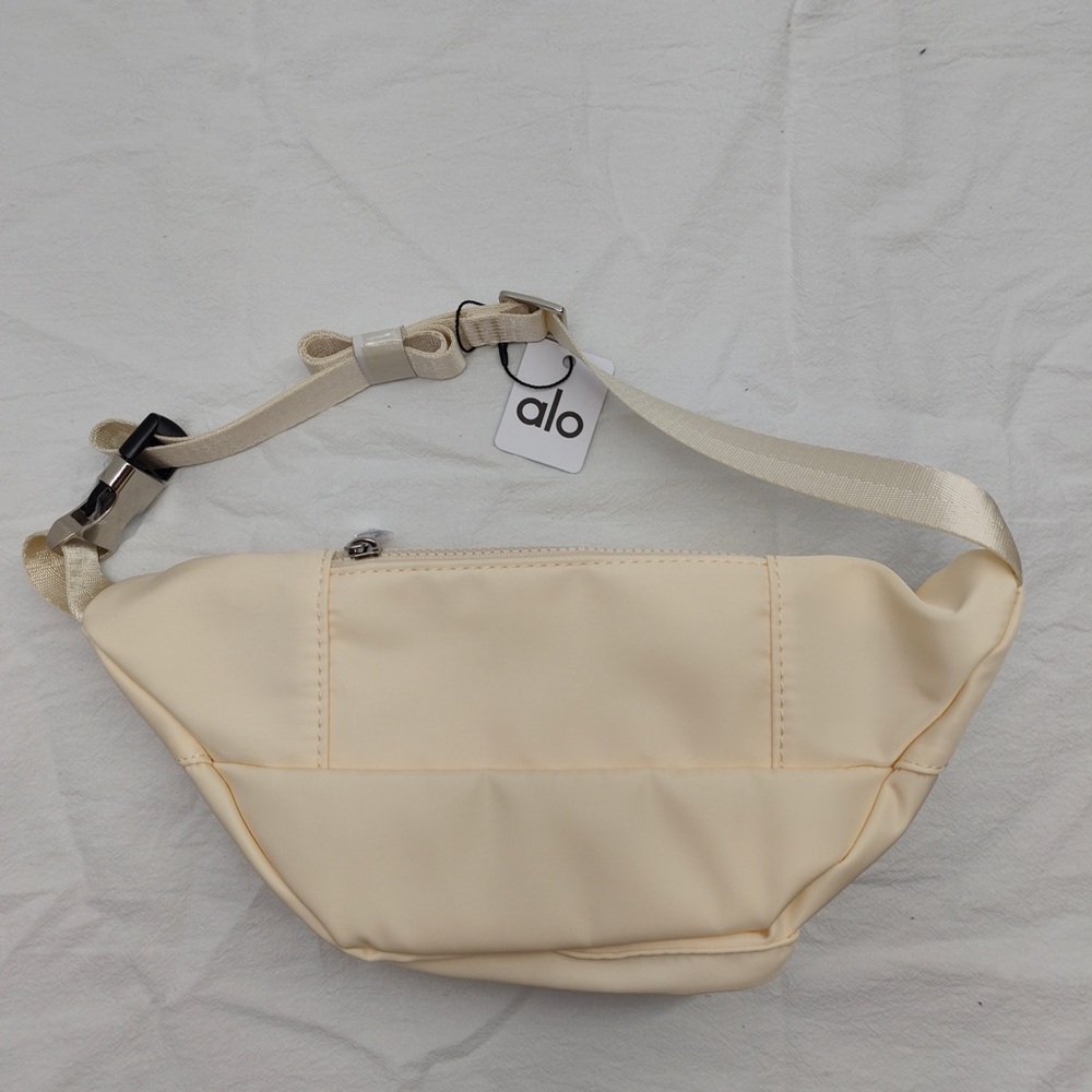 ALO Yoga Explorer Convertible Pack | 3L Nylon Waist Bag - Picture 6 of 6